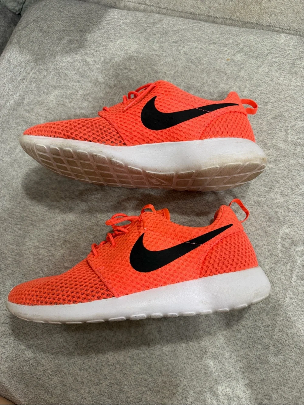 Nike Coral Roshe Lace-Up Sneakers